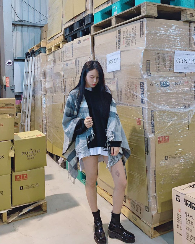 Tuy nhiên, điểm nhấn mà cô gái trong kho hàng thu hút dân mạng đó là gương mặt ưa nhìn và thân hình chuẩn chẳng kém người mẫu.