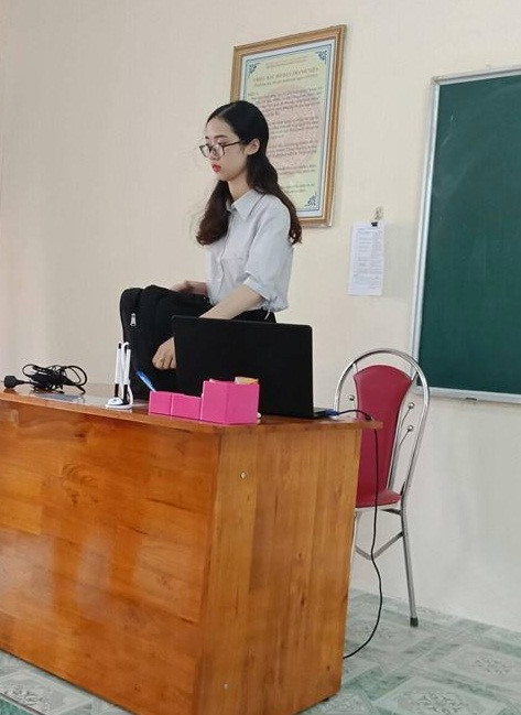 Hà Duyên vừa tốt nghiệp loại giỏi, khoa Sư phạm Sinh, Đại học Sư phạm Hà Nội. Từ nhỏ, 9X đã dành niềm yêu thích đặc biệt cho nghề "gõ đầu trẻ" dù trong gia đình không có ai theo nghề giáo viên.