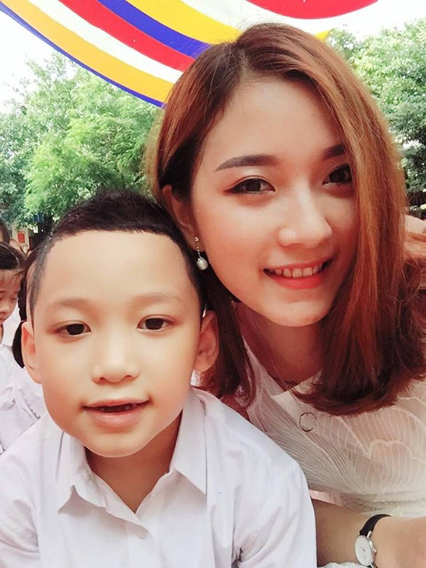 Cô giáo Ngân lần đầu được công chúng biết tới khi xuất hiện trong những bức ảnh được phụ huynh chụp trộm hồi tráng 7/2017. Đến tháng 9/2017, cô giáo trẻ lại một lần nữa gây “sốt” trên mạng xã hội nhờ những hình ảnh xinh đẹp bên học trò ngày khai giảng.