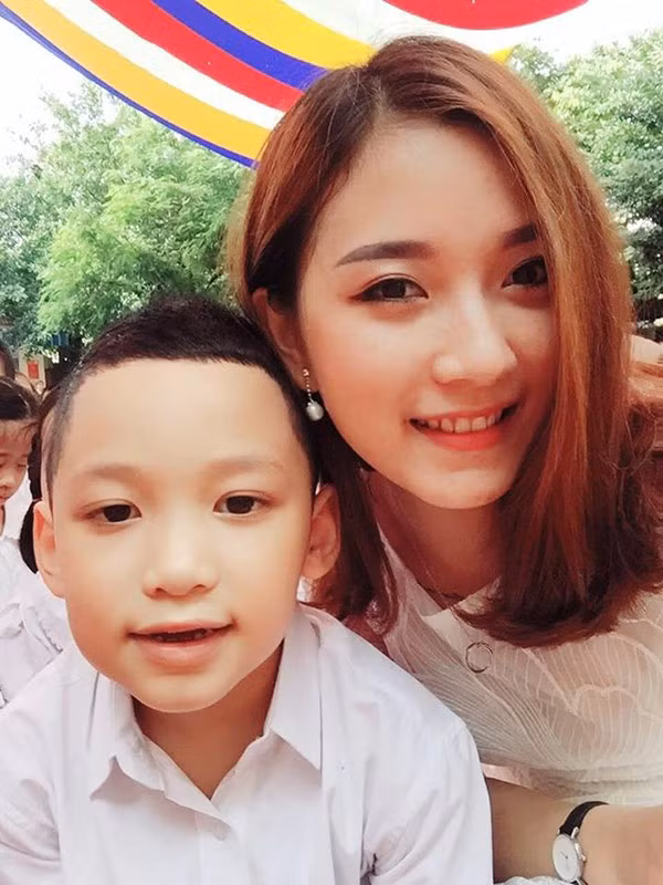 Cô giáo Ngân lần đầu được công chúng biết tới khi xuất hiện trong những bức ảnh được phụ huynh chụp trộm hồi tráng 7/2017. Đến tháng 9/2017, cô giáo trẻ lại một lần nữa gây “sốt” trên mạng xã hội nhờ những hình ảnh xinh đẹp bên học trò ngày khai giảng.