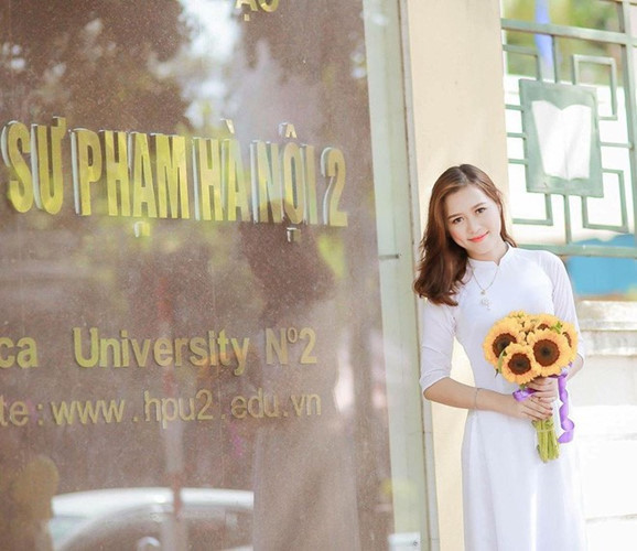 Ấn tượng ban đầu của Hương Thu trong mắt nhiều người đó là vẻ đẹp trong trẻo, nhẹ nhàng, dịu dàng. Thậm chí, chính học sinh của giáo viên tiếng Anh này đã không khỏi trầm trồ, khen ngợi: "Cô giáo tiếng Anh của tớ, ở ngoài đẹp và dễ thương hơn trên hình gấp 100 lần".