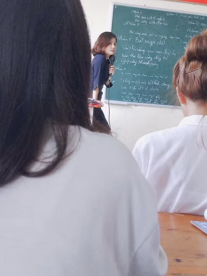 Cũng trong cảnh bị học sinh chụp lén trong giờ đó là nữ giáo viên có tên B.H hiện đang là giảng viên bộ môn Triết học của trường ĐH Công nghiệp Hà Nội.