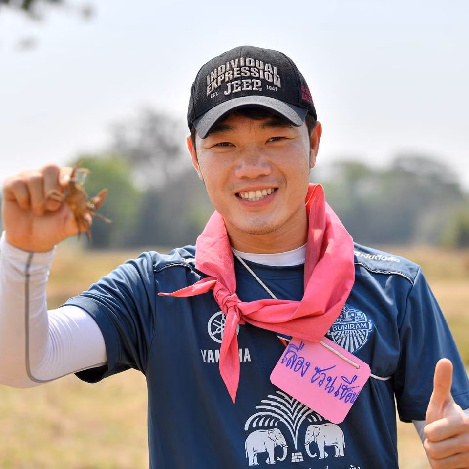Xuân Trường đã cùng đồng đội tại CLB Buriram United tham gia thử thách ngoài trời đầy khó khăn nhưng không kém phần trải nghiệm: tập thể lực, đu dây trên không, tự nấu cơm, kết bè từ thân cây hay nuôi tằm.