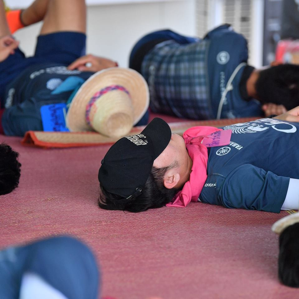 Buổi hoạt động ngoài trời tạm kết thúc khi các cầu thủ có quãng thời gian ngắn để nghỉ ngơi và ngủ trưa. Xuân Trường với chiếc khăn màu hồng nổi bật ngủ ngon lành được các CĐV Việt Nam dễ dàng nhận ra.