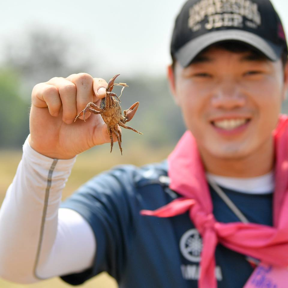 Thành quả của tiền vệ Lương Xuân Trường đó là một chú cua đồng khá to trong màn bắt cá, thổi cơm của mình.