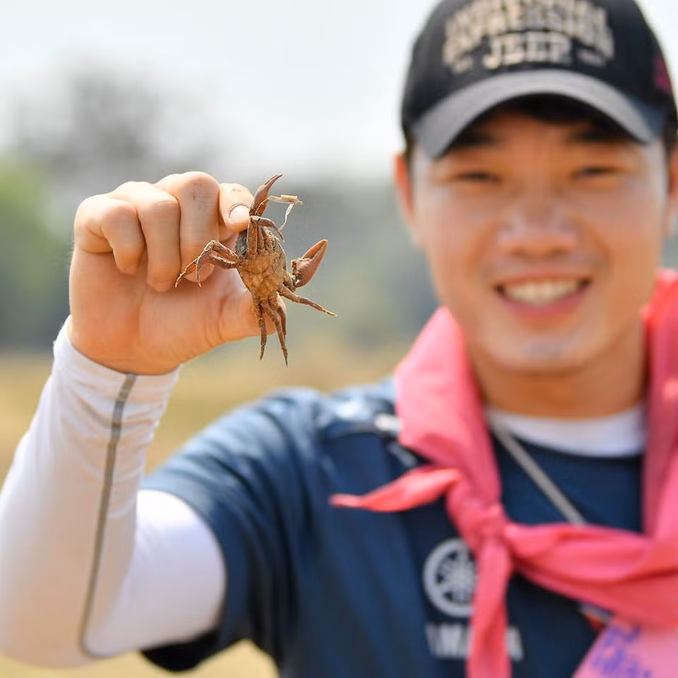 Thành quả của tiền vệ Lương Xuân Trường đó là một chú cua đồng khá to trong màn bắt cá, thổi cơm của mình.