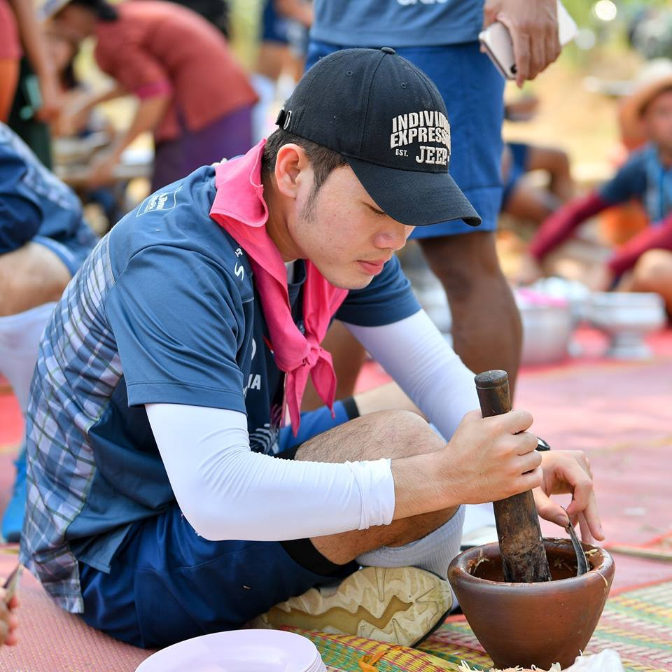 Trong hình, Xuân Trường đang chăm chỉ cùng các đồng đội chuẩn bị cho bữa trưa. Nguyên liệu để nấu nướng là những chú cá, cua được cả đội bóng bắt từ sáng.