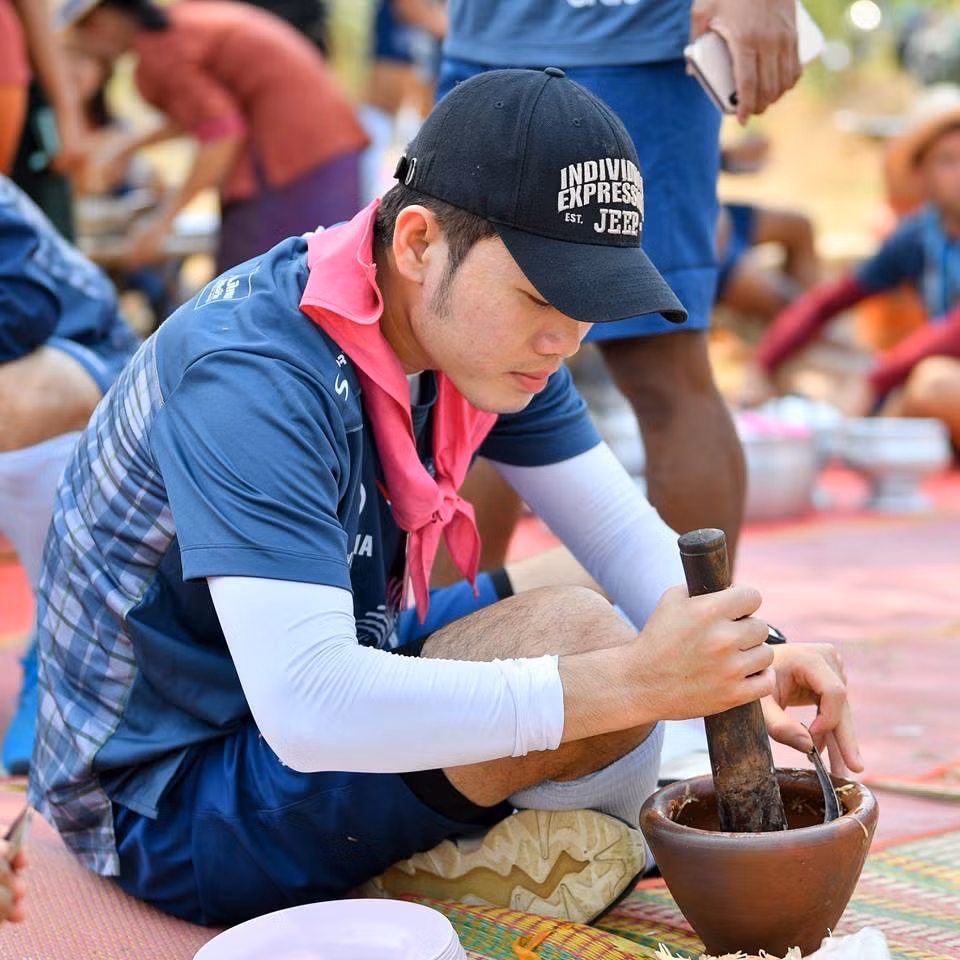 Trong hình, Xuân Trường đang chăm chỉ cùng các đồng đội chuẩn bị cho bữa trưa. Nguyên liệu để nấu nướng là những chú cá, cua được cả đội bóng bắt từ sáng.