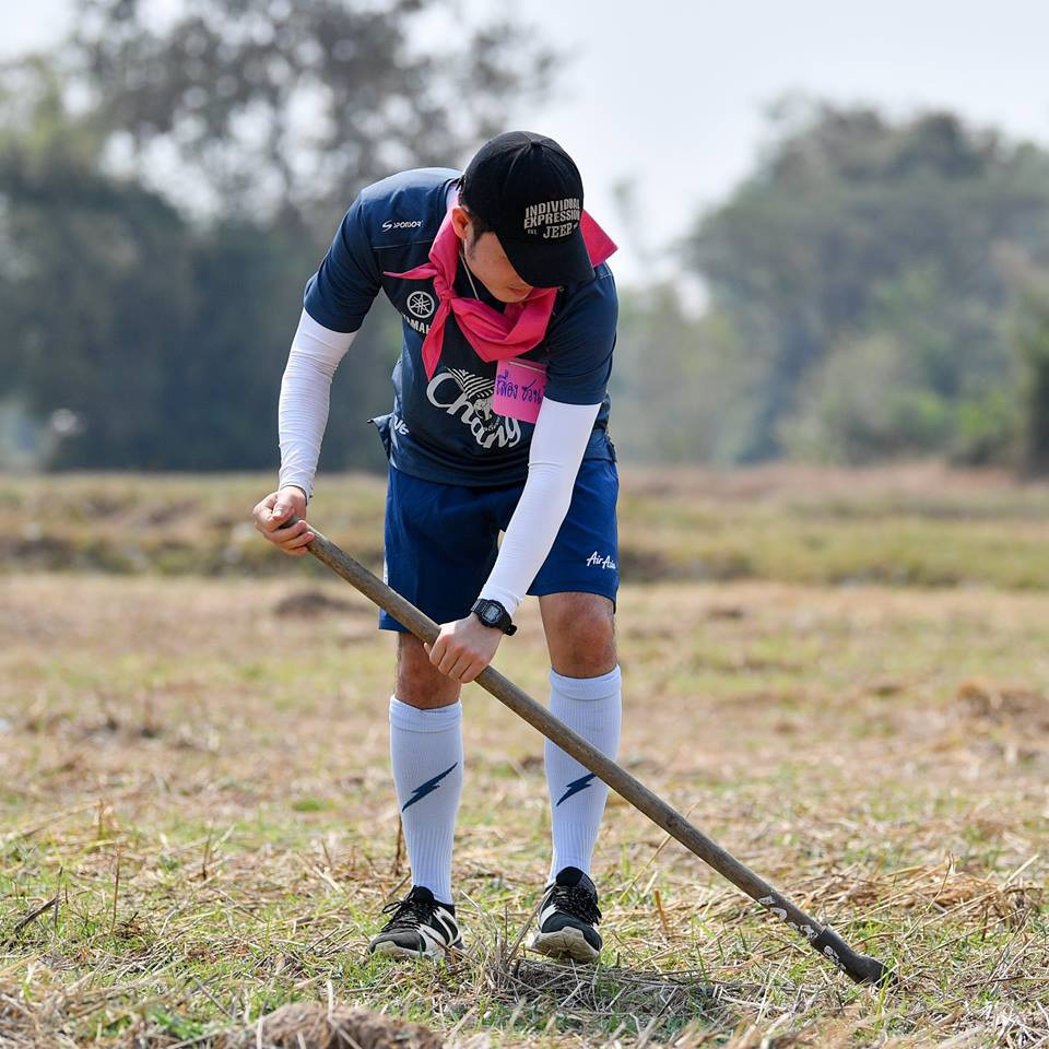 Tiếp tục chuỗi hoạt động trong chương trình "phá băng" (Ice Breaker 2019) trước thềm mùa giải mới, Xuân Trường cùng các đồng đội ở Buriram United tham gia vào nhiệm vụ bắt cá như những người nông dân thực thụ.