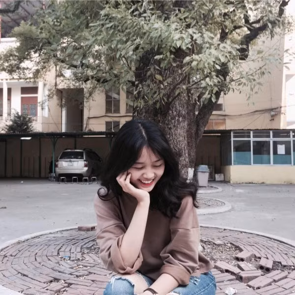 Theo tìm hiểu của cộng đồng mạng, nữ sinh trong clip tên là Trần Linh Kiều, hiện là nữ sinh lớp 12D5, trường THPT Lê Quý Đôn, Hà Nội. Đoạn clip được quay trong đợt chụp kỷ yếu.