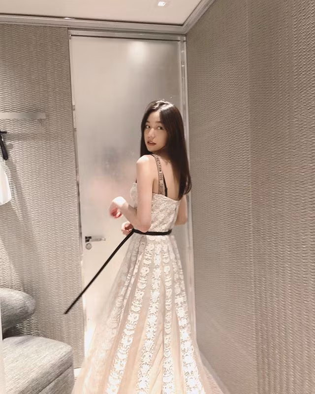 Không như những cậu ấm, cô chiêu khác quen với việc "ngậm thìa vàng", Qi Meihe nỗ lực tạo nên con đường riêng, hình ảnh riêng của mình từ bệ đỡ giàu có của gia đình. 