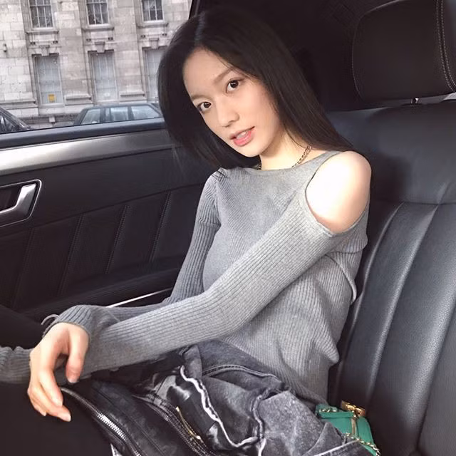 Trên trang cá nhân, những hình ảnh Qi đi du lịch hay thảnh thơi dạo bước trên phố một cách dung ung nhận được nhiều lượt yêu thích của cư dân mạng. Dù có trong tay khối tài sản lên tới 5,5 tỷ nhân dân tệ nhưng cô con gái tỷ phú Trung Quốc lại không thích khoe mẽ nhiều trên trang cá nhân.