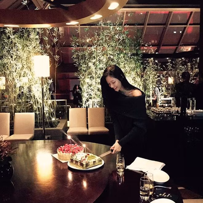 Cùng với đó, Qi cũng không khoe mẽ đồ hiệu mặc trên người với cộng đồng mạng. Thay vào đó, cô nàng này thỉnh thoảng khoe ảnh đi triển lãm tranh hay ngồi đánh đàn để mọi người có thể thấy được đời sống tinh thần của cô nàng rất phong phú.