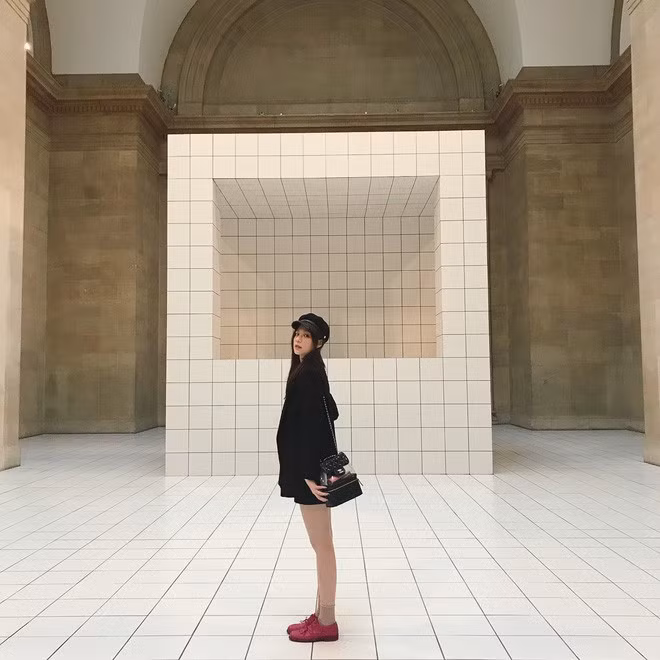 Tất nhiên, với sức ảnh hưởng của mình, các cô gái đều thi nhau mua đồ của Qi, với mong muốn cũng được xinh đẹp và sang chảnh như cô chủ nhỏ của cửa hàng.