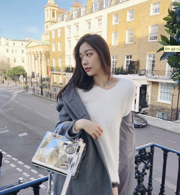 Trên mạng xã hội Trung Quốc, Qi Meihe nổi tiếng với vẻ ngoài xinh xắn như người mẫu và một sự nghiệp thời trang "lên hương" như diều gặp gió.