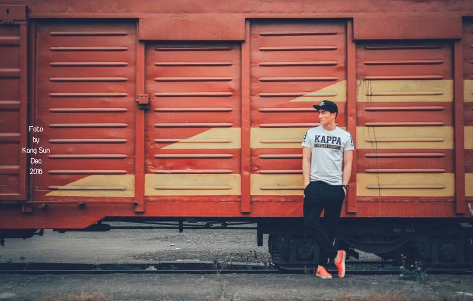 Phản xạ tốt, ra vào hợp lý và có những trận đấu thuyết phục, Văn Hoàng lọt vào mắt xanh của HLV Park Hang Seo và góp mặt trong thành phần tham dự VCK U23 châu Á. Đặc biệt, thể hình của thủ môn này là chiều cao cực kỳ lý tưởng, anh cao 1m86, cao hơn cả thủ môn Bùi Tiến Dũng.