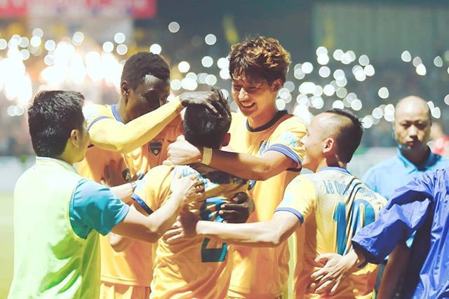 Ryutaro Karube năm nay 26 tuổi, sở hữu chiều cao nổi bật 1,88 m và ngoại hình sáng. Anh đã có bàn thắng đầu tiên cho FLC Thanh Hóa với cú đá phạt đẹp mắt trong trận gặp Bali United.