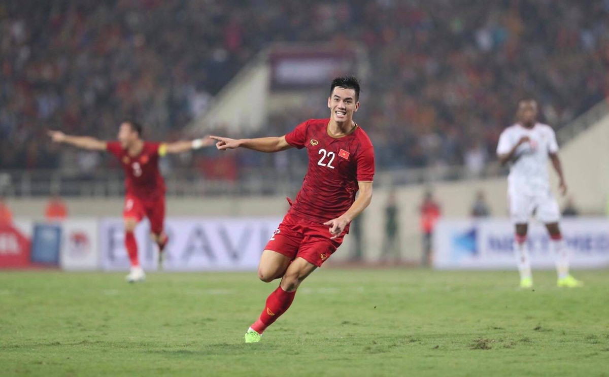 Bình luận sau bàn thắng của Nguyễn Tiến Linh, nhiều chuyên gia cho rằng đó là một sút khó, không nhiều cầu thủ làm được bởi chỉ trong khoảng thời gian ngắn và không có đà, việc tung ra cú dứt điểm đủ lực là điều khá gian nan.