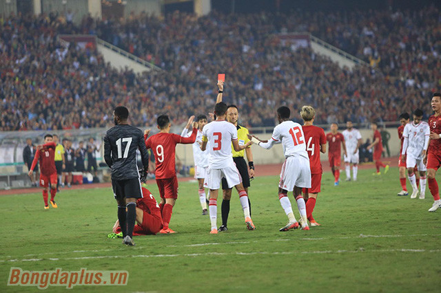 Trước đó, chính Tiến Linh cũng là người gây nên bước ngoặt của trận khi bược cầu thủ bên phía UAE phạm lỗi với mình và nhận thẻ đỏ rời sân, giúp đội tuyển Việt Nam được thi đấu hơn người trong phần lớn thời gian của trận đấu.