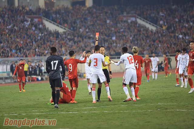 Trước đó, chính Tiến Linh cũng là người gây nên bước ngoặt của trận khi bược cầu thủ bên phía UAE phạm lỗi với mình và nhận thẻ đỏ rời sân, giúp đội tuyển Việt Nam được thi đấu hơn người trong phần lớn thời gian của trận đấu.