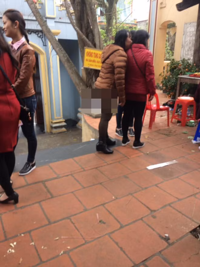 Không chỉ cô gái trẻ, thậm chí còn có những người ở lứa tuổi trung niên vẫn chọn bộ cánh không hề phù hợp khi đến dâng hương ở cửa chùa dịp đầu năm mới. Ảnh sưu tầm Facebook.