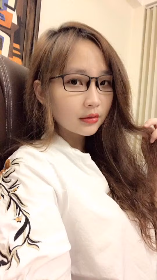 Nữ sinh phải mang cả ảnh ngày xưa đi họp lớp với bạn bè đó là Phan Nhật Anh, sinh năm 1998, sinh viên Đại học Kinh tế Tài chính TP HCM.