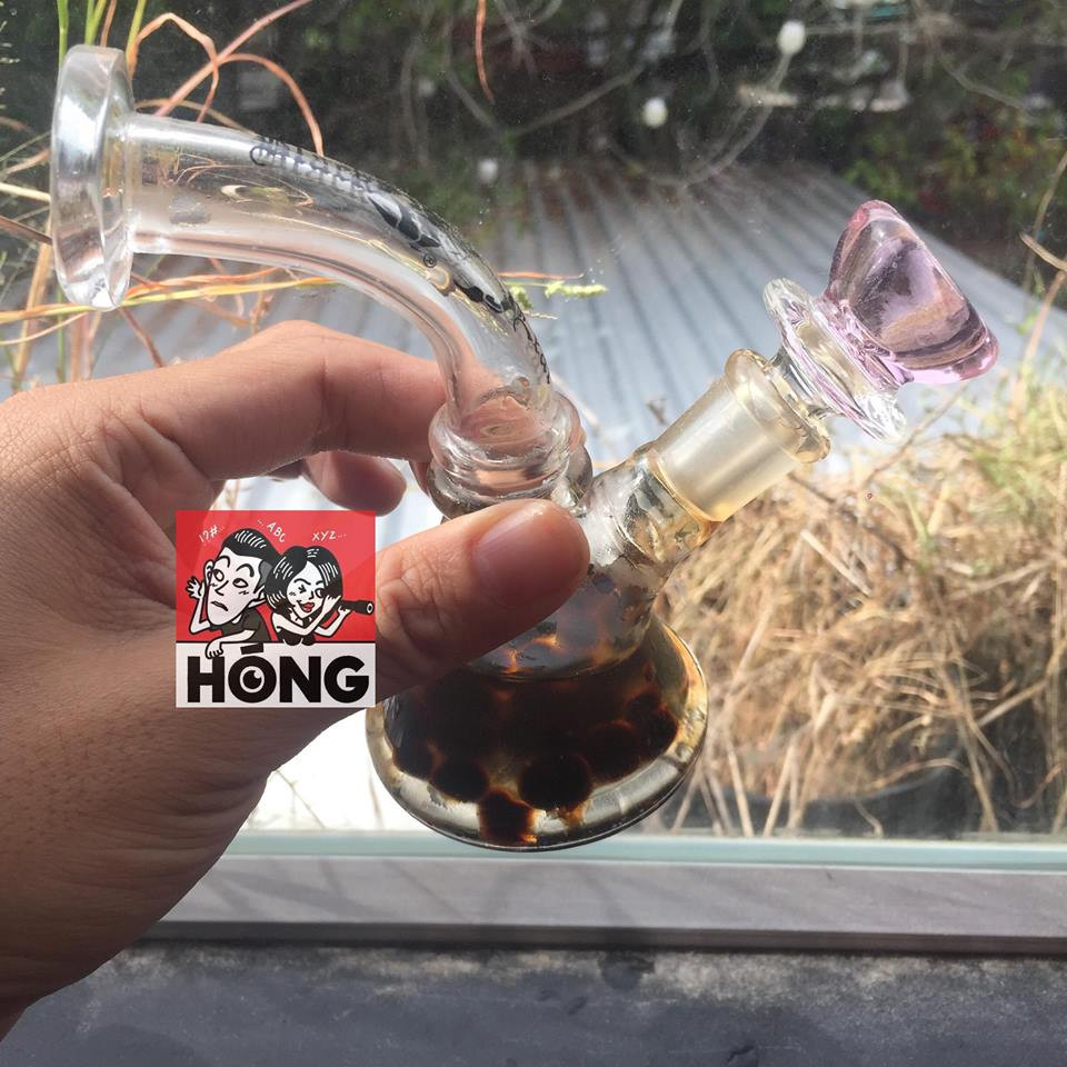 Nhiều bạn trẻ thuộc giới "chuyên cần" còn mix hẳn vị trân châu đen cho những làn khói của mình.