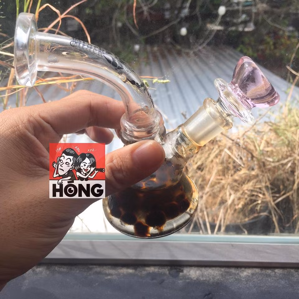 Nhiều bạn trẻ thuộc giới "chuyên cần" còn mix hẳn vị trân châu đen cho những làn khói của mình.