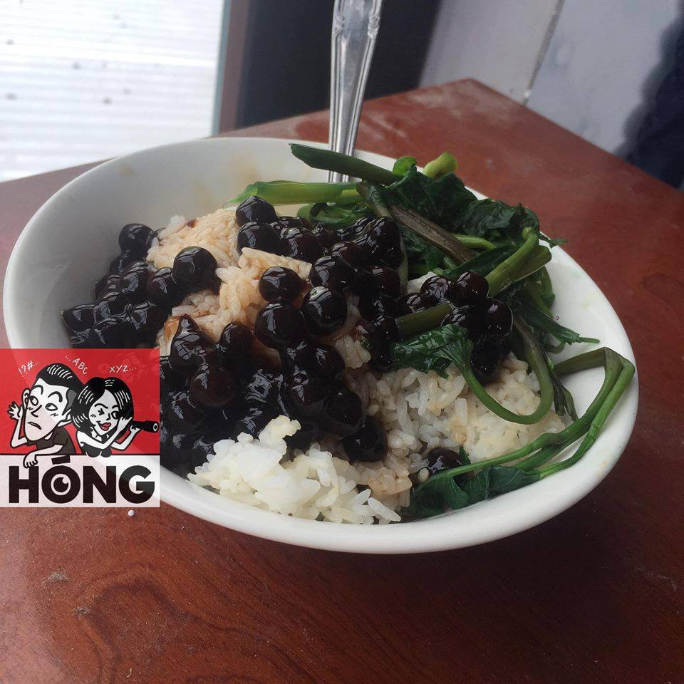 Thời gian vừa qua, những chiếc bánh mang tên "bánh trân châu đen" khiến giới trẻ phát cuồng và ngay sau đó, các bạn trẻ đã nghĩ ra đủ món để ăn với loại topping này.