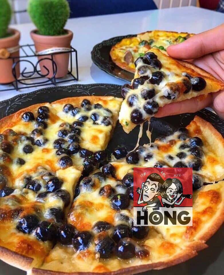 Món bánh pizza nổi tiếng của nước Ý cũng phải chạy theo trend trân châu đen để kịp đáp ứng cho giới trẻ.