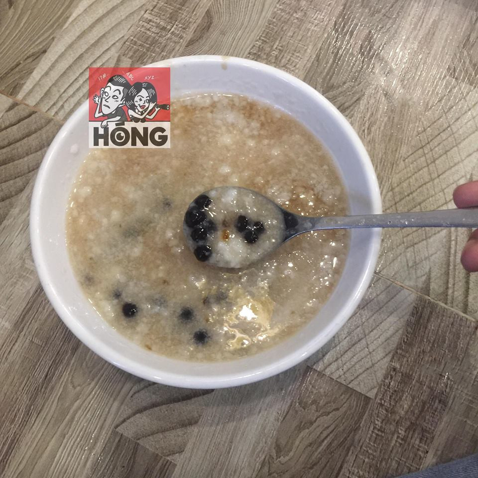 Từ cơm, mì, bún, cháo cho tới bánh mì đều được giới trẻ đưa thêm topping trân châu đen vào để chạy kịp theo trend đang hot.