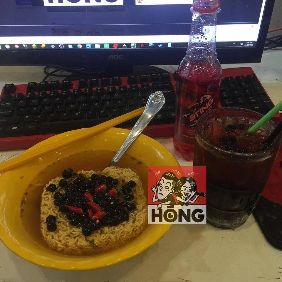 Thời đại của trà sữa tại Việt Nam chứng kiến nhiều sự soán ngôi "vi diệu" của các loại topping, từ trân châu trắng giòn sần sật, kem mặn hay đậu đỏ vươn lên dẫn đầu thì trân châu đen vẫn "núp bóng". Nhưng khi có cơ hội, nhưng hạt tròn đen bóng này đã lên tiếng và trở thành "hot trend".