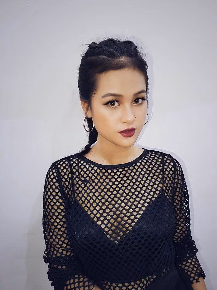 Không chỉ sở hữu thân hình săn chắc với những đường cong "chết người", Kiều Phạm còn có một gương mặt ưa nhìn theo trường phái quyến rũ với đôi mắt to, đôi môi trái tim gợi cảm.