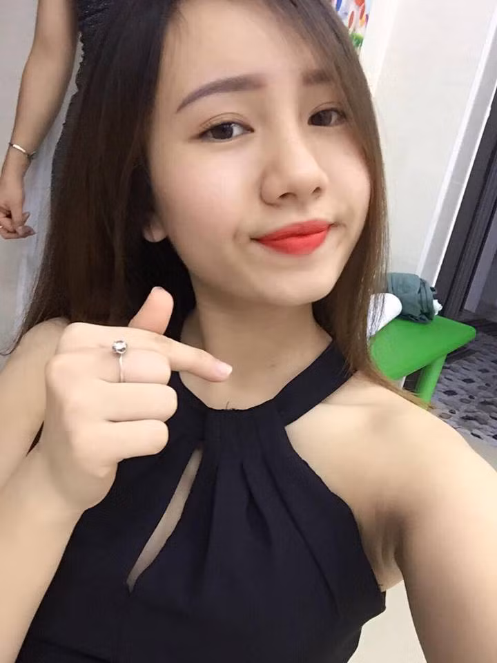 Tâm sự thêm với PV Kiến Thức sau khi bất ngờ "nổi tiếng", Thanh Minh cho hay: "Với những bức ảnh của em được fanpage đăng tải thì điều đầu tiên em cảm thấy khá thú vị vì bản thân được mọi người quan tâm. Nhưng cũng hơi suy nghĩ tiêu cực vì khi cuộc sống cá nhân của mình sẽ bị thay đổi và mọi người sẽ đánh giá mình là thích khoe khoang hay đại loại ham nổi tiếng".