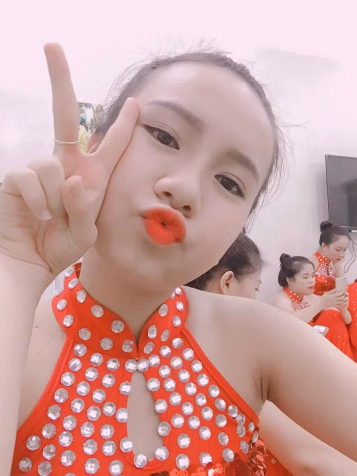 Sở hữu gương mặt dễ thương cùng lòng nhiệt huyết với nghề giáo Thanh Minh được nhiều dân mạng chú ý tới.