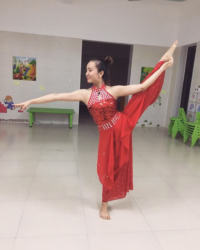 Sau khi bức ảnh dễ thương của Thanh Minh được đăng tải, rất nhiều dân mạng đã bày tỏ sự thích thú và theo dõi trang cá nhân của cô giáo trẻ người Nghệ An và bỗng dưng cuộc sống của Minh cũng có phần thay đổi.