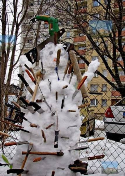 Thế nhưng, thay vì nặn một chú người tuyết đáng yêu, mũm mĩm đặt trước cửa nhà thì nhiều nhân vật tinh quái lại chỉ thích tạo ra loạt yêu tinh đội lốt người tuyết.