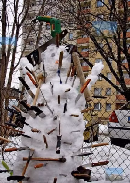 Thế nhưng, thay vì nặn một chú người tuyết đáng yêu, mũm mĩm đặt trước cửa nhà thì nhiều nhân vật tinh quái lại chỉ thích tạo ra loạt yêu tinh đội lốt người tuyết.