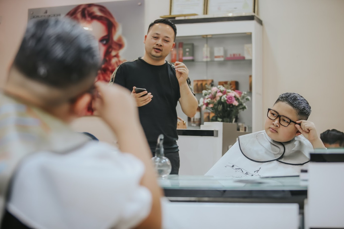 Ngay sau khi đoạn clip được đăng tải, dân mạng đã tìm ra danh tính của cậu bé được gọi với biệt danh "tiểu Kim Jong Un".