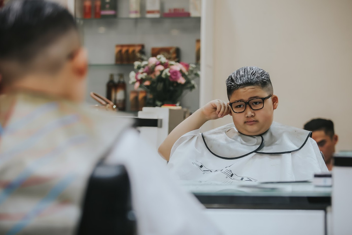 Đó là cậu bé Tô Gia Huy (9 tuổi, Hà Nội), hiện "tiểu Kim Jong Un" đang là học sinh lớp 4 của trường tiểu học Tân Định - Hà Nội.