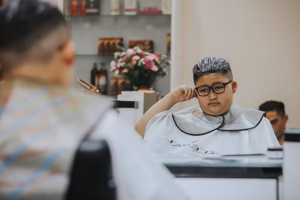 Đó là cậu bé Tô Gia Huy (9 tuổi, Hà Nội), hiện "tiểu Kim Jong Un" đang là học sinh lớp 4 của trường tiểu học Tân Định - Hà Nội.