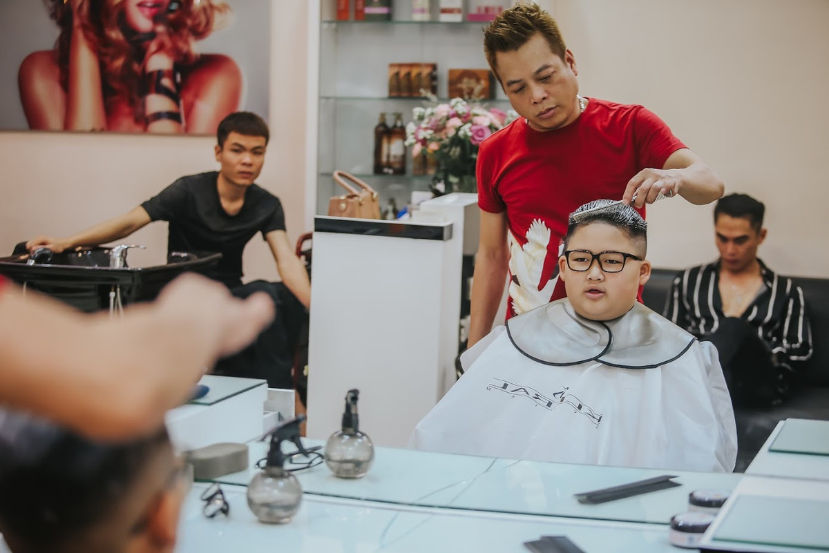 Chia sẻ với PV Kiến Thức, Gia Huy cho biết cậu rất ngưỡng mộ lãnh đạo Triều Tiên nên đã quyết định thử sức mình với mái tóc vuốt ngược giống với ngài Kim Jong Un. Sau khi xuất hiện ở lớp và ngoài đường, cậu bé gây sự chú ý lớn cho bạn bè cũng như người đi đường.