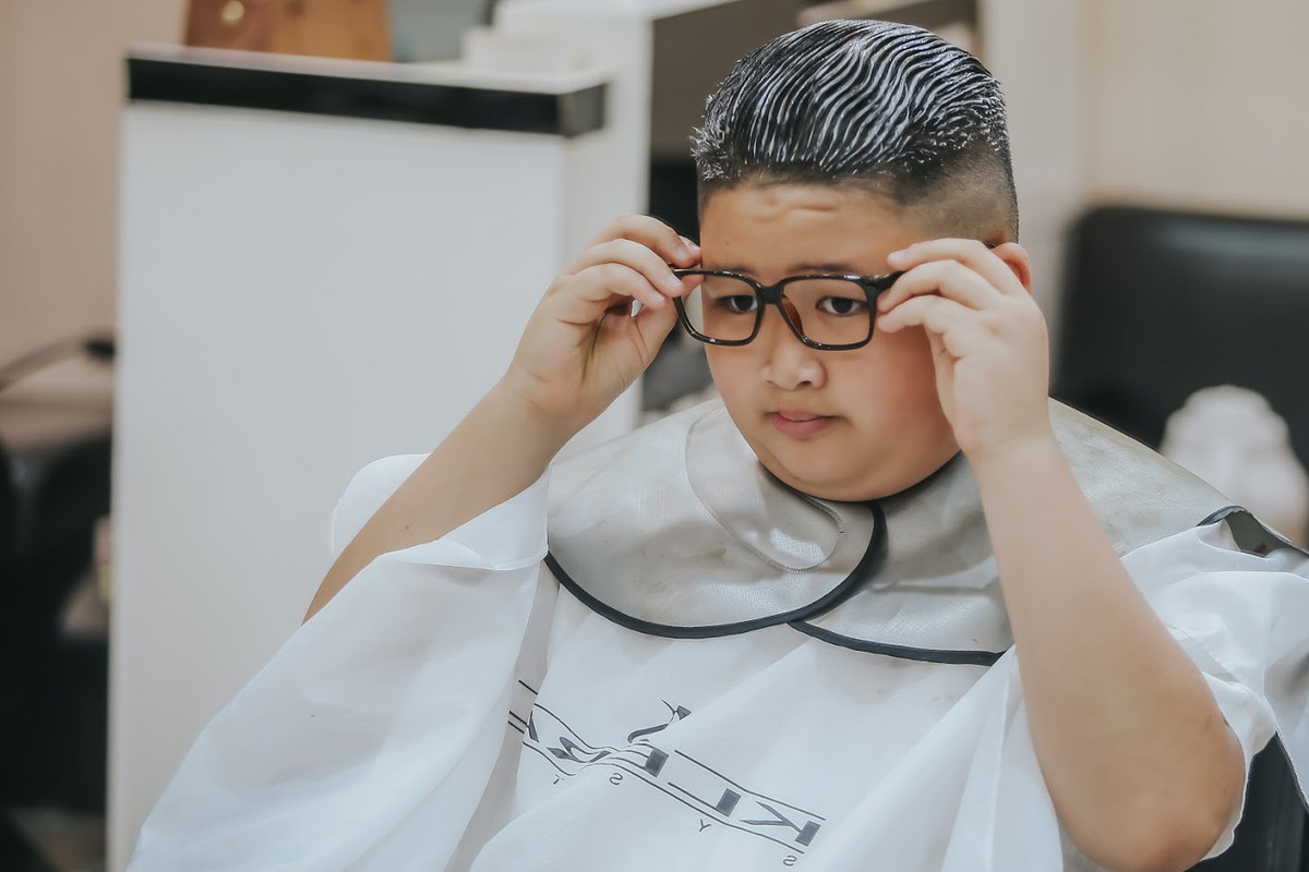 Trong đoạn clip của Reuter xuất hiện một cậu bé có mái tóc và khuôn mặt vô cùng giống với vị chủ tịch của CHDCND Triều Tiên - Kim Jong Un.