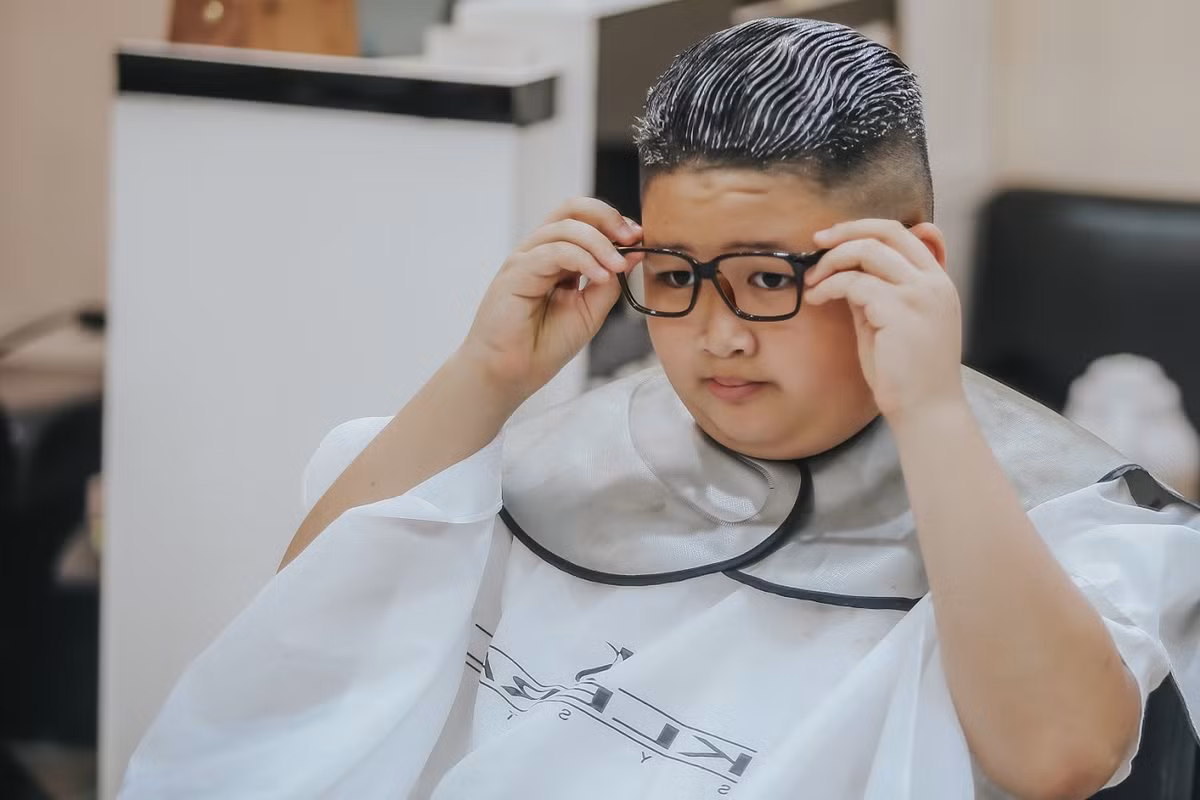 Trong đoạn clip của Reuter xuất hiện một cậu bé có mái tóc và khuôn mặt vô cùng giống với vị chủ tịch của CHDCND Triều Tiên - Kim Jong Un.