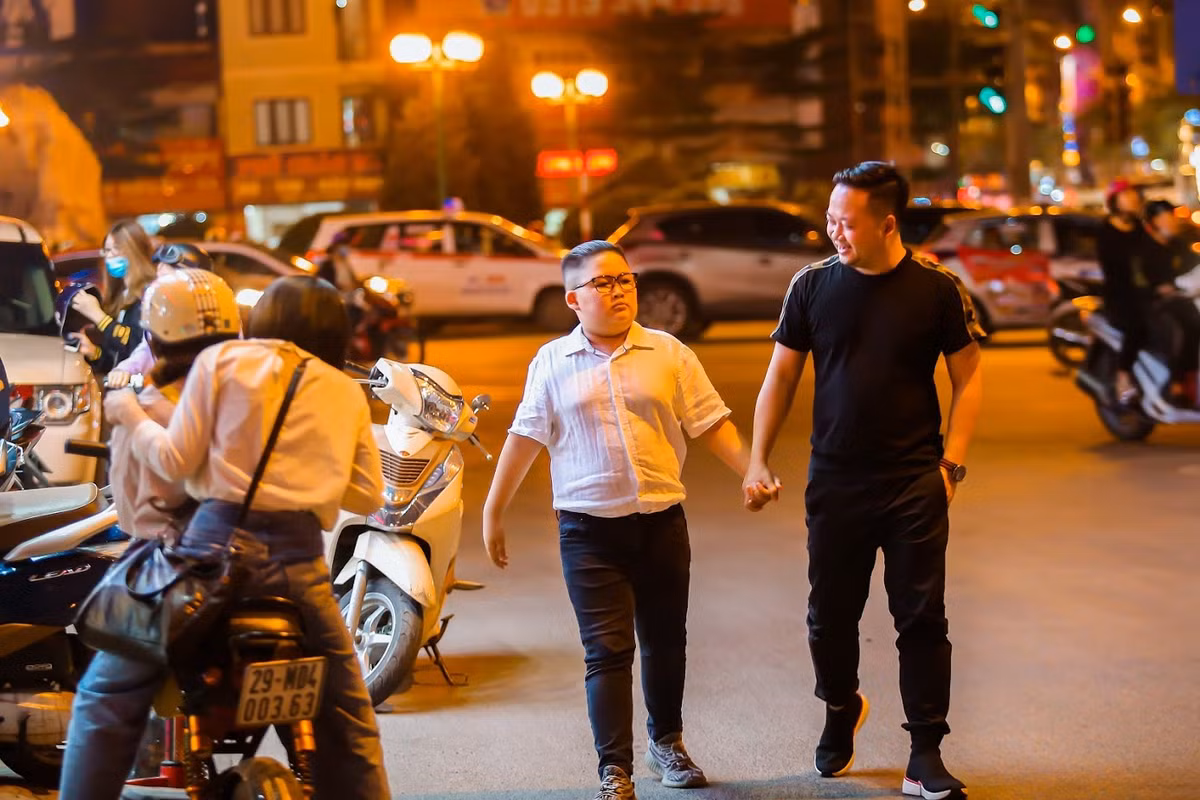 Còn về phần mình, bố bé Gia Huy - anh Tô Thanh Tân chia sẻ với PV Kiến Thức rằng: "Tôi khá thích thú với kiểu tóc của con trai bởi khi đi đường mọi người hay nói là con giống chủ tịch Triều Tiên. Từ đó tôi thấy tinh thần người Việt mình rất mong chờ cuộc gặp thượng đỉnh Mỹ - Triều".