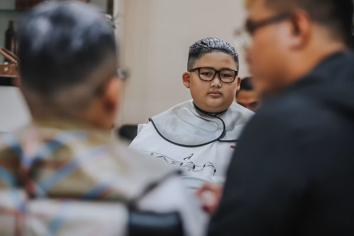 Theo Gia Huy cho biết: "Trước khi quyết định cắt tóc giống chủ tịch Kim Jong Un, con đã hỏi ý kiến bố mẹ và được sự đồng ý nên con đã đến tiệm và yêu cầu cắt giống như thế".