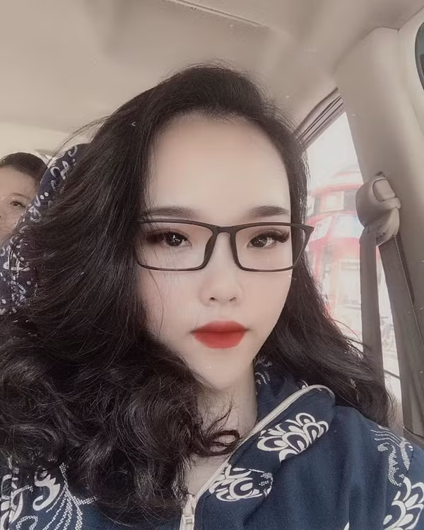 Dù nhiều người vẫn thường đùa vui rằng, con gái trán dô thì thường giàu sang, thông minh nhưng chỉ những người trong cuộc mới thấy khổ sở đủ đường.