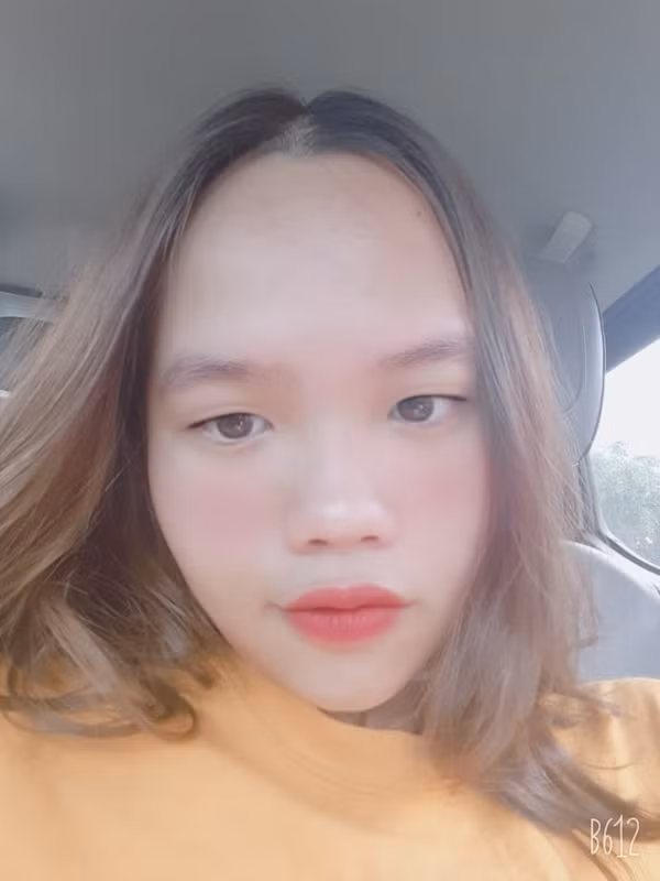 Nếu để tóc mái trông cô nàng vô cùng xinh đẹp nhưng chỉ cần hớt tóc mái lên thì ai cũng bất ngờ vì chiếc trán "sân bay" to đùng trên mặt.