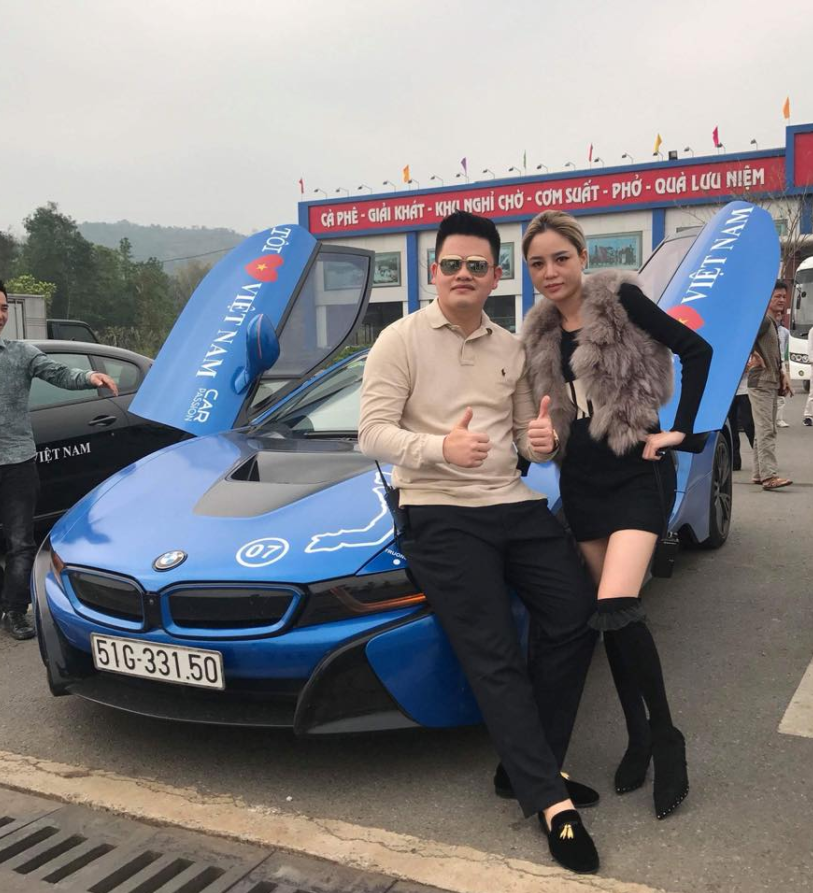 Ngoài quán bar, nữ chủ xe duy nhất này còn kinh doanh dịch vụ cho thuê xe cưới bằng nhiều đầu xe từ trung bình đến siêu sang của mình.