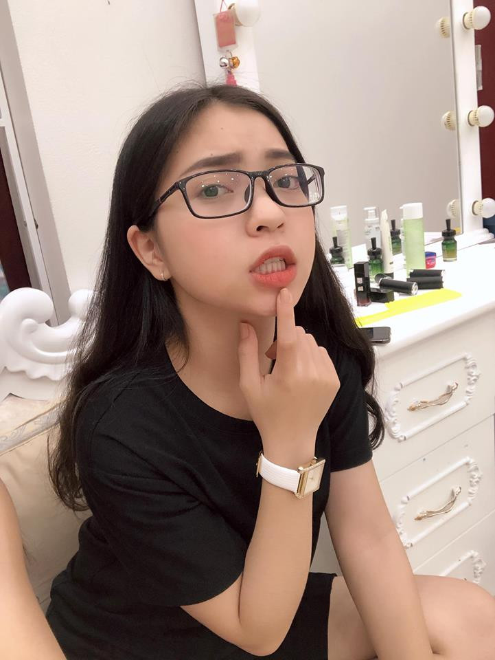 Cũng như các cô bạn gái cầu thủ khác, Nhật Lê thường xuyên đến sân theo dõi Quang Hải thi đấu và kịp thời động viên người yêu sau mỗi trận đấu mệt mỏi.